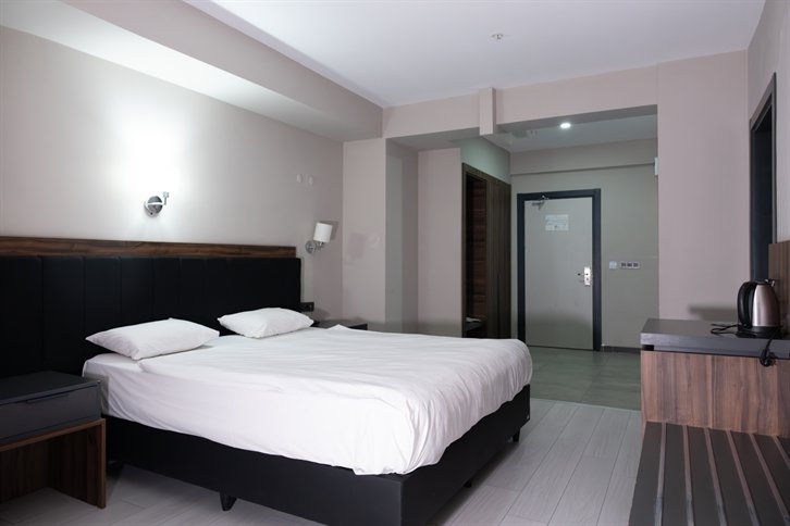 Otel odasında temiz ve özenli detaylar